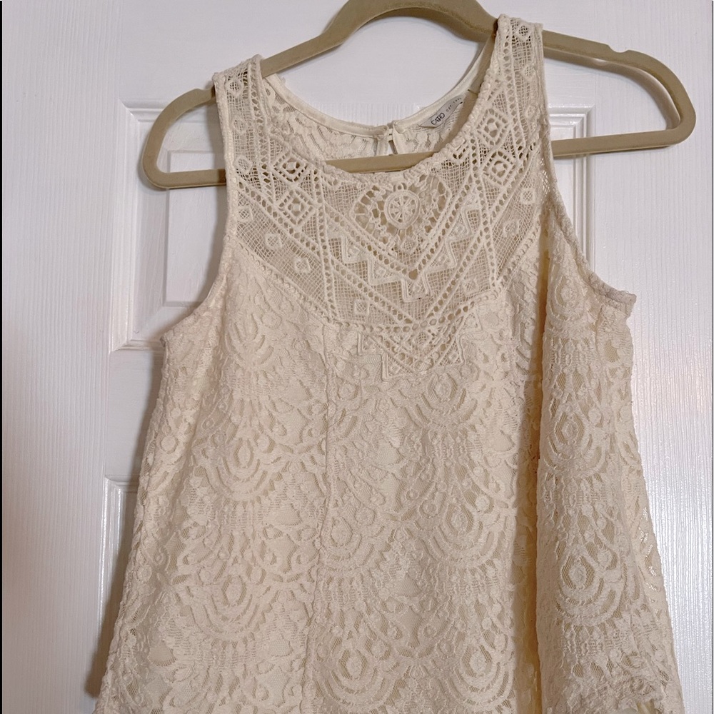 Ladies’ sleeveless cream lace top; lined; Small; EUC.